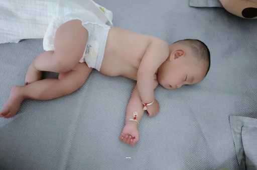 磐石宝宝脸上有白色斑块 磐石宝宝脸上有白色斑块